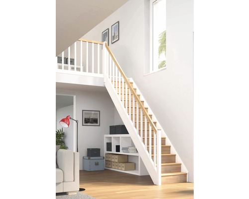 Světlý pokoj s dřevěným schodištěm, bílým zábradlím a policovým prvkem pod schody.