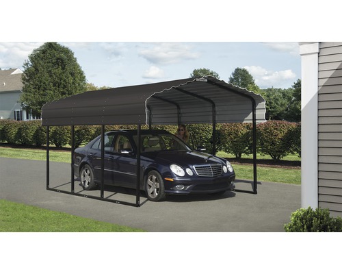 Auto pod kovovým přístřeškem pro auto