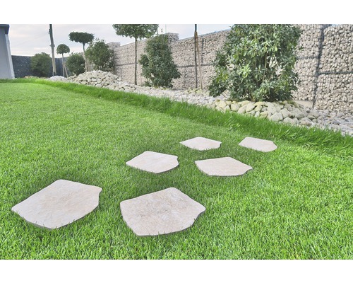 Zahradní chodník z desek z přírodního kamene v trávníku