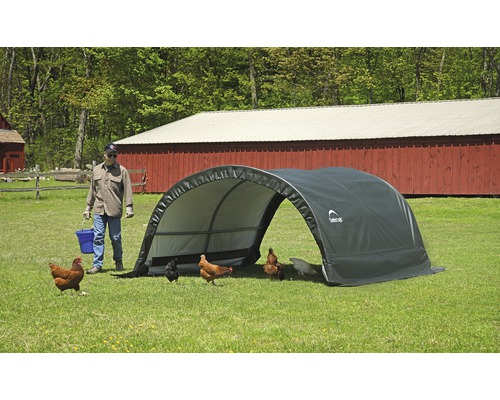 Chov ve volném výběhu s kuřaty a stanem pro ustájení na trávníku