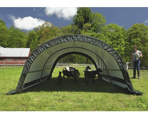 Přenosný úkryt pro zvířata na pastvině s kozami a osobou