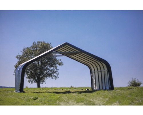 Kovový přístřešek na louce