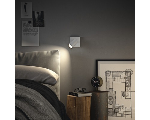 Nástěnné svítidlo vedle postele pro osvětlení ložnice