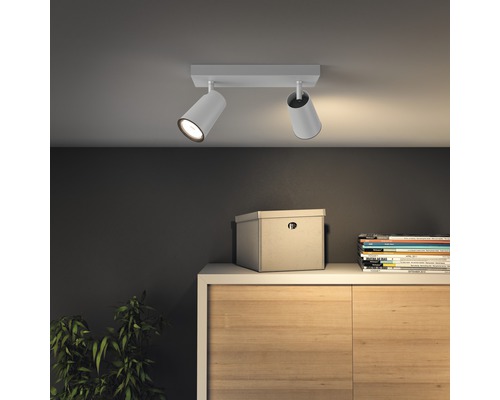 Stropní svítidlo se dvěma reflektory v obývacím pokoji