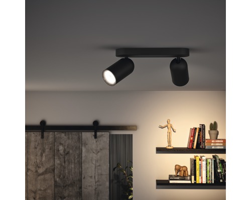 Stropní svítidlo se dvěma reflektory v obývacím pokoji