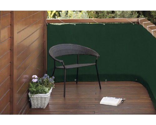 Dřevěná terasa s ratanovým křeslem, košíkem na rostliny a zástěnou