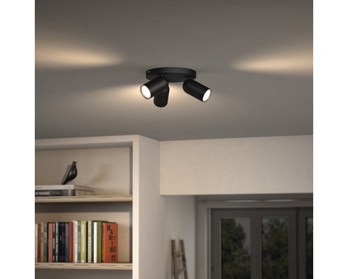 Stropní svítidlo se třemi reflektory v obývacím pokoji