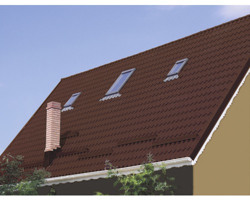 Střecha s taškami, střešními okny a komínem