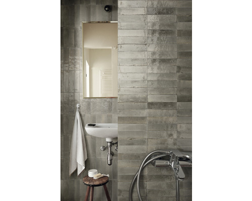 Moderní koupelna s umyvadlem, zrcadlem a šedými obklady