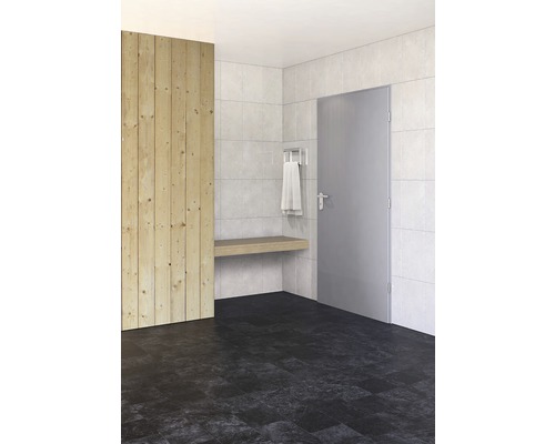 Koupelna s dřevěnou stěnou, lavicí, držákem na ručníky, dlaždicemi a dveřmi