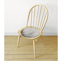 Dřevěná židle s kulatým, chlupatým sedákem