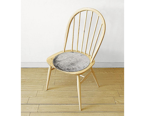 Dřevěná židle s kulatým, chlupatým sedákem