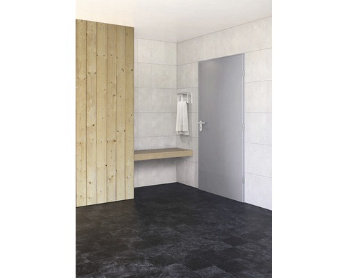 Moderní koupelna s dřevěnou stěnou, lavicí, držákem na ručníky, dveřmi a dlažbou