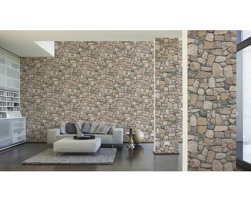 Obývací pokoj s tapetou imitující kamennou zeď, pohovkou a kobercem.