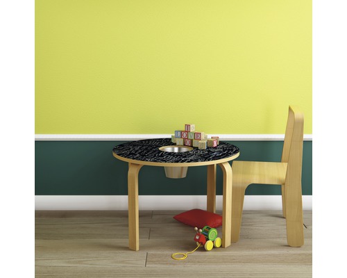 Dětský stolek se židlí, kostkami a hračkou vláčku v dětském pokoji