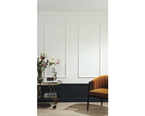 Dekorativní obývací pokoj s nástěnnými panely, servírovacím vozíkem a křeslem