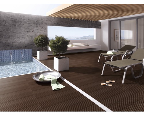 Terasa s bazénem, lehátky a květináči