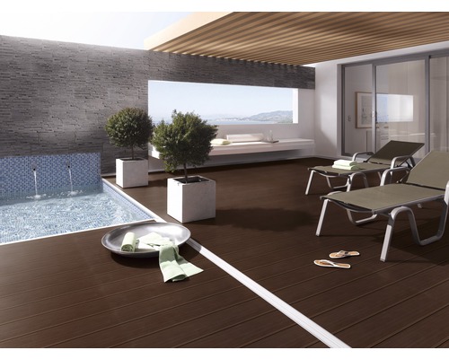 Terasa s dřevěnými dlaždicemi, bazénem a lehátky
