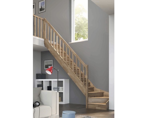 Dřevěné schodiště v jasném obývacím pokoji se zábradlím.