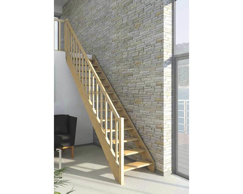 Dřevěné schodiště se zábradlím u kamenné zdi ve světlé místnosti.