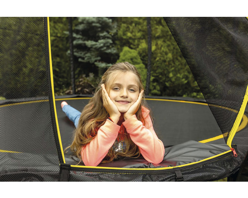 Dívka leží na trampolíně se sítí