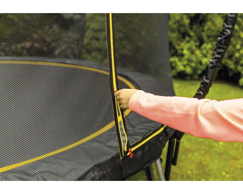 Detailní záběr bezpečnostní sítě trampolíny se zipem