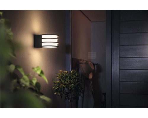 Osvětlené venkovní nástěnné svítidlo se třemi žárovkami.