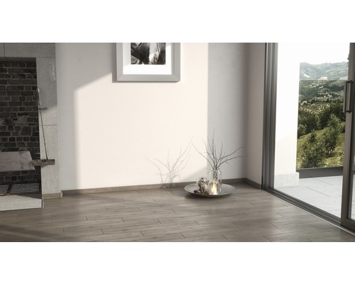 Světlá místnost s grilem, obrazem, dekorací a parketovou podlahou