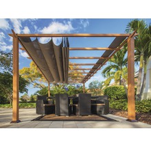 Dřevěná pergola s látkovou střechou nad jídelní sestavou na zahradě