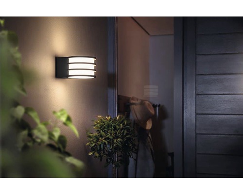 Nástěnné venkovní svítidlo na stěně domu