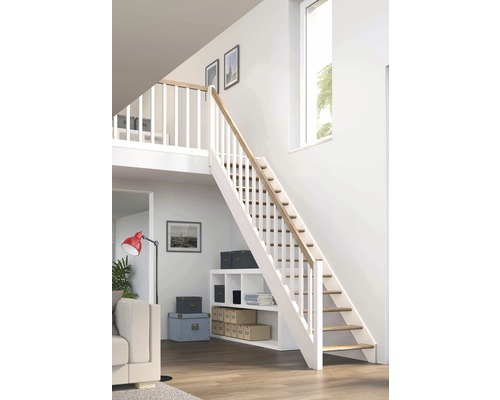 Pohled do místnosti se schodištěm s úložnou policí, dřevěnými schody a bílým zábradlím