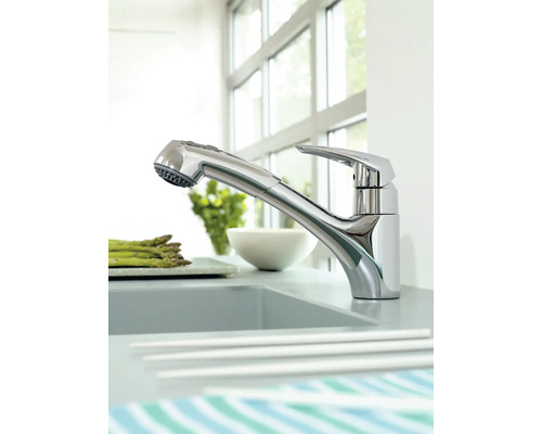 Kuchyňská scéna s chromovou jednopákovou baterií a výsuvnou sprchou na nádobí