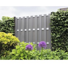 Pohled do zahrady se šedým plotem pro ochranu soukromí a rostlinami