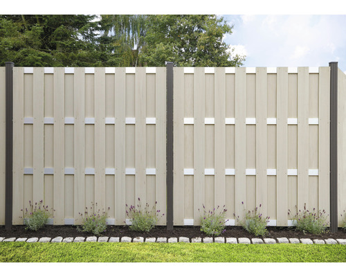 Dřevěný plot s sloupky