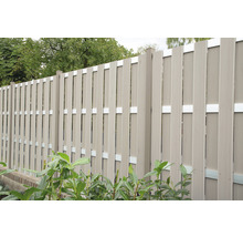 Plastový plot s kovovými prvky na zahradě