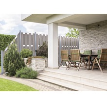 Terasa s dřevěným plotem, kamenným stolem a židlemi