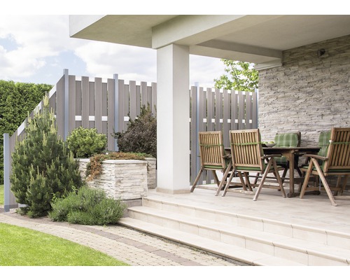 Terasa s dřevěným plotem, kamenným stolem a židlemi