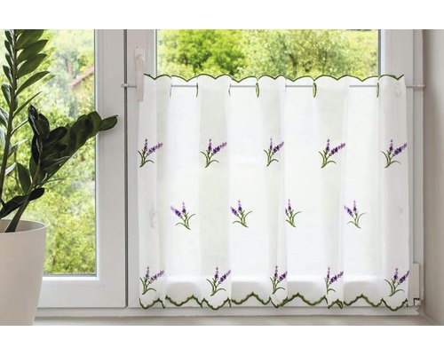 Záclona s levandulovou výšivkou před oknem