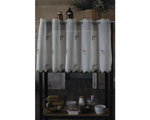 Kuchyňská scéna se záclonami s levandulovou výšivkou, nádobím a zavařovacími sklenicemi na polici