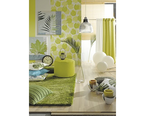 Světlý design pokoje se zelenými textiliemi, kobercem, polštáři a nástěnnými malbami s rostlinnými motivy