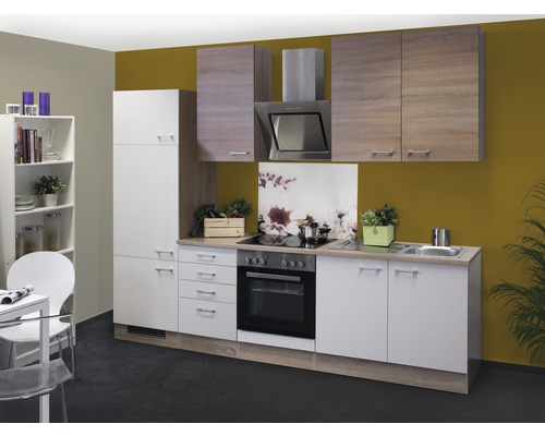 Světlá kuchyně s horními a spodními skříňkami, elektrickými spotřebiči a dřezem