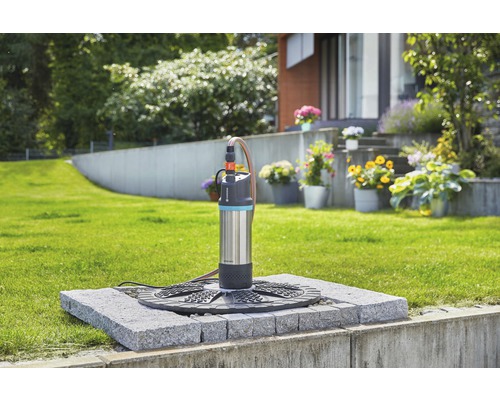 Zahrada s ponorným čerpadlem na kamenné desce