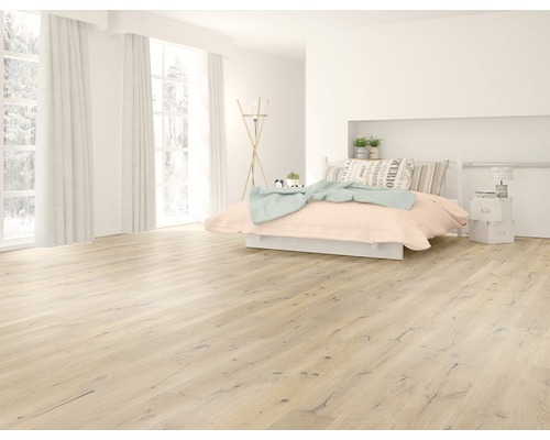 Světlá místnost s dřevěnou podlahou, postelí a okny