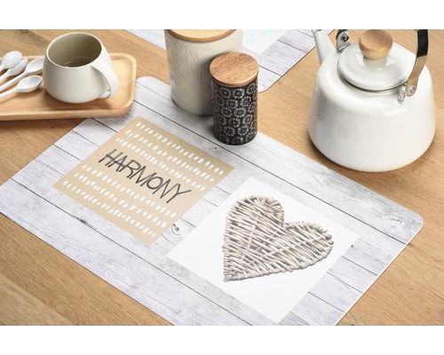 Dekorace stolu s prostíráním, šálkem, čajovou konvicí a dózami na dřevěném stole