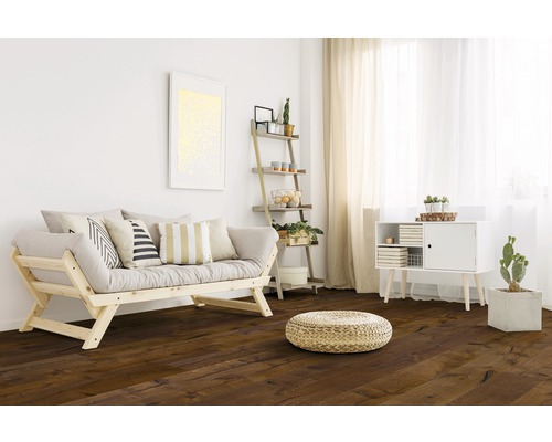 Světlý obývací pokoj s dřevěnou podlahou, pohovkou, regálem a komodou