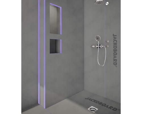 Sprchový kout se zabudovanými policemi, sprchovou armaturou a logem Jackoboard.
