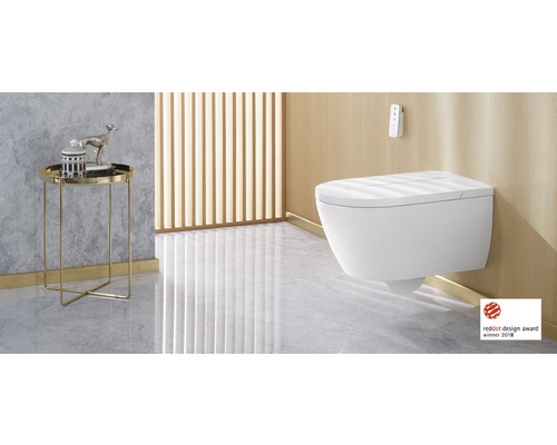 Scéna se závěsným klozetem, odkládacím stolkem a cenou Red Dot Design Award 2018