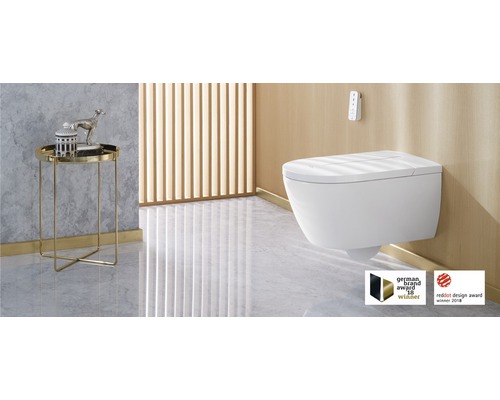 Moderní koupelna s nástěnným sprchovacím záchodem, odkládacím stolkem a dekorativními předměty.