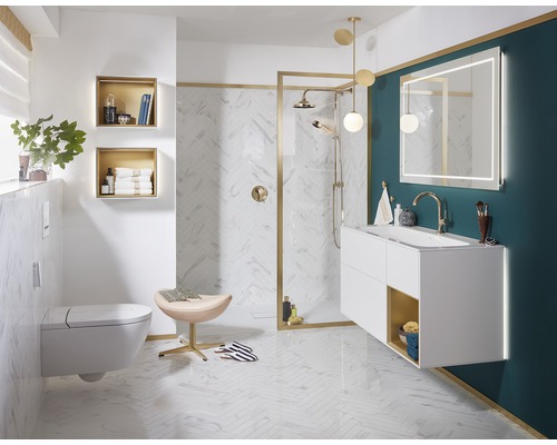 Koupelna se sprchou, umyvadlovou skříňkou, toaletou a zrcadlem