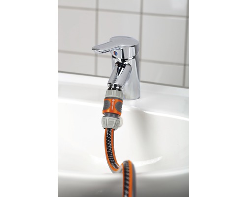 Adaptér na vodovodní kohoutek Gardena připojený k vodovodnímu kohoutku